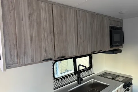 Viktoriya 's Winnebago Micro Minnie 1700bh Travel Trailer