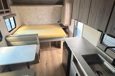 Viktoriya 's Winnebago Micro Minnie 1700bh Travel Trailer