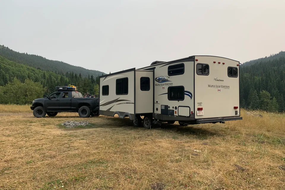 Save the stress of towing, we set up and pack up! You just pack food, clothes and bedding!