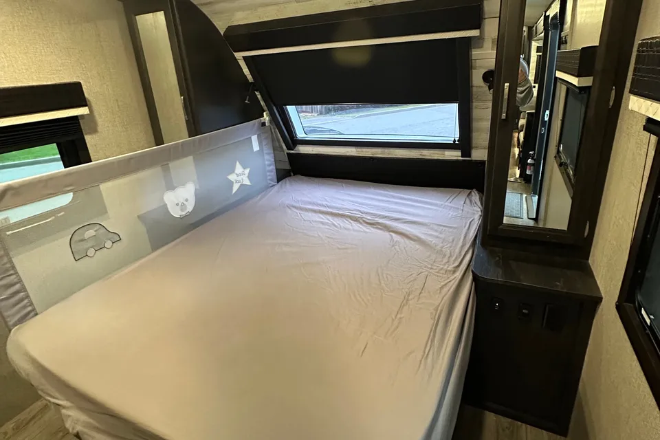 Amazing double washroom bunkhouse 34 ft
