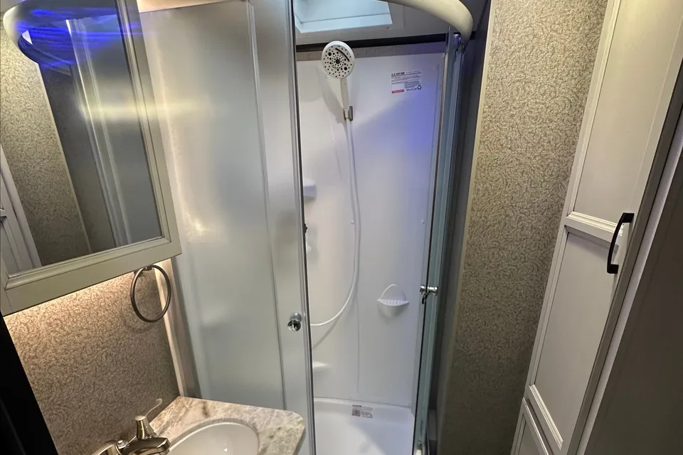 Amazing double washroom bunkhouse 34 ft