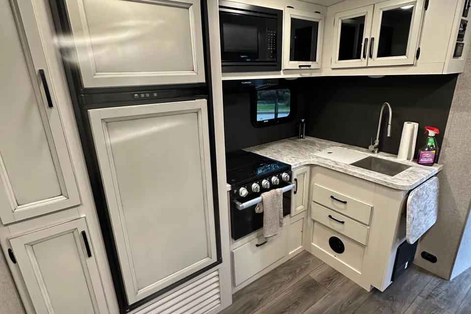 Amazing double washroom bunkhouse 34 ft