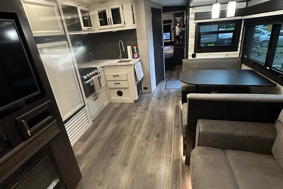 Amazing double washroom bunkhouse 34 ft