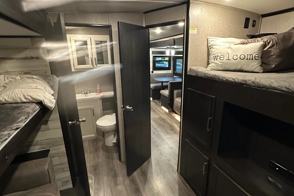 Amazing double washroom bunkhouse 34 ft