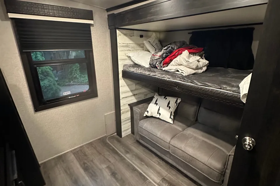 Amazing double washroom bunkhouse 34 ft