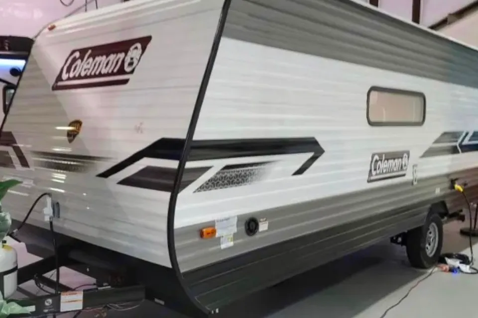 Viktoriya 's Coleman #2 22ft sleeps 6