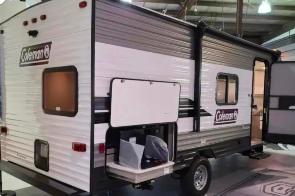 Viktoriya 's Coleman #2 22ft sleeps 6