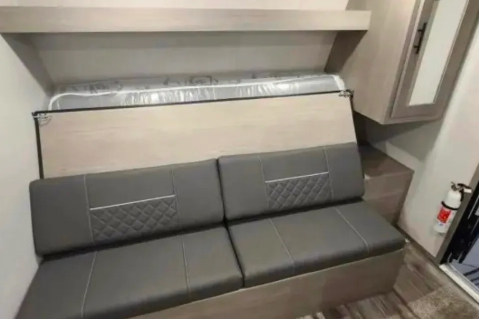 Viktoriya 's Coleman #2 22ft sleeps 6
