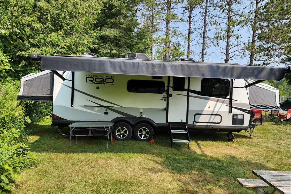 Luxurious Rockwood Roo Roo 233S Hybrid