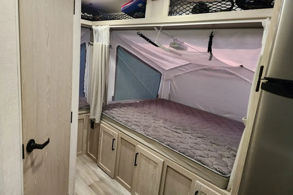 Luxurious Rockwood Roo Roo 233S Hybrid