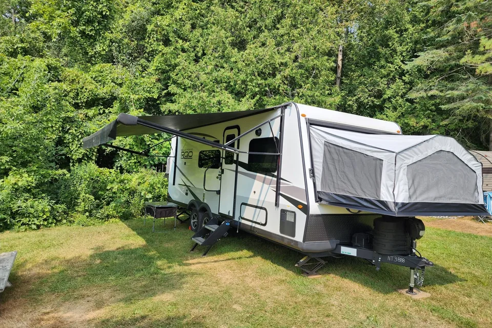 Luxurious Rockwood Roo Roo 233S Hybrid