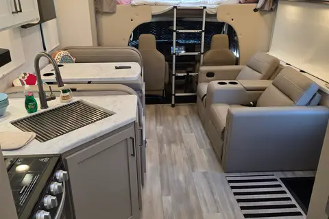 The Pasadena Palace - Class C 32ft Thor Motor Home