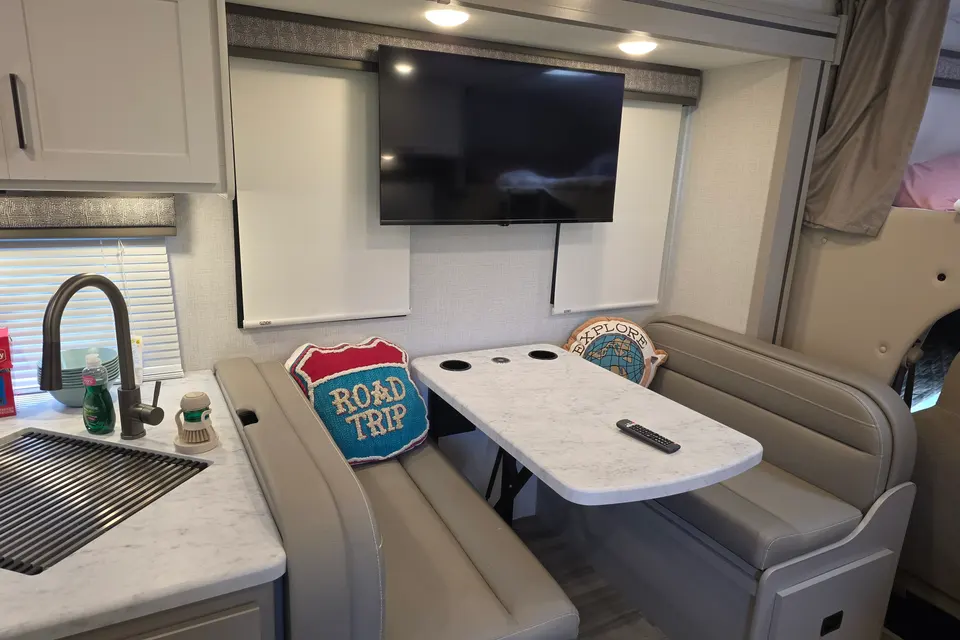 The Pasadena Palace - Class C 32ft Thor Motor Home