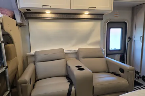 The Pasadena Palace - Class C 32ft Thor Motor Home