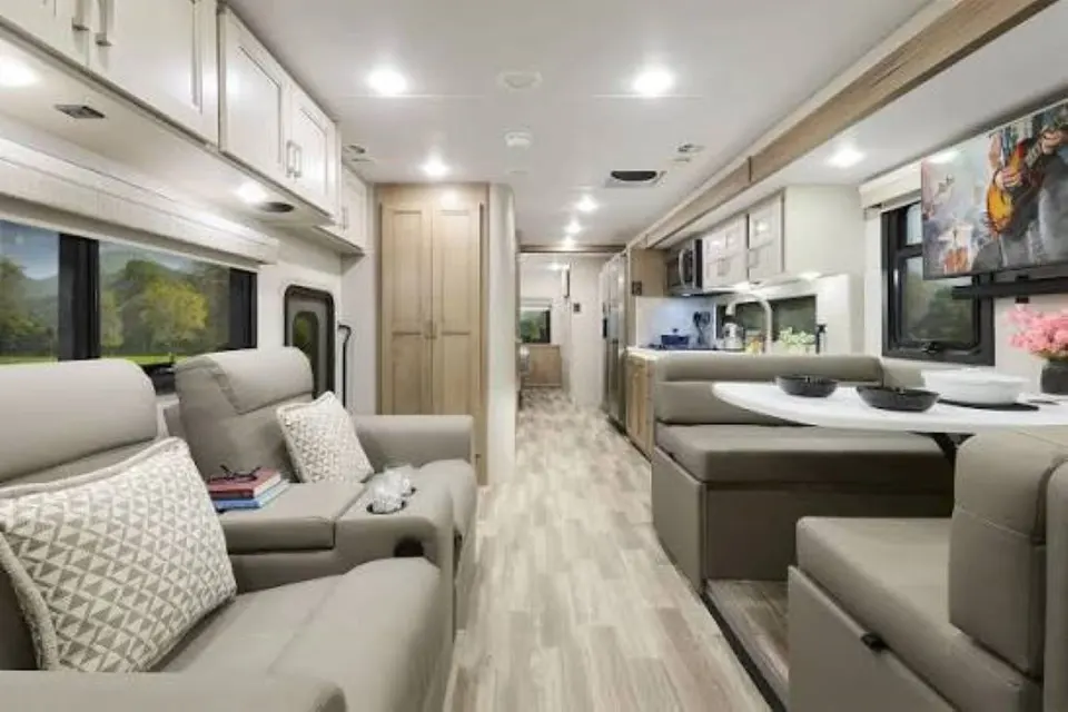 The Pasadena Palace - Class C 32ft Thor Motor Home