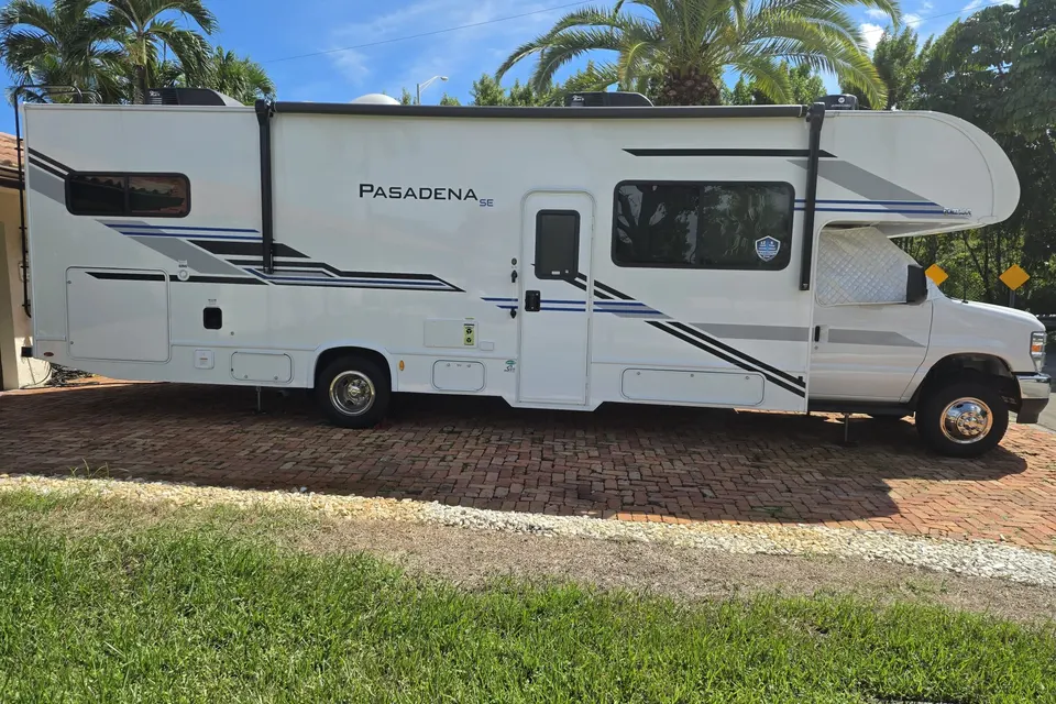 The Pasadena Palace - Class C 32ft Thor Motor Home
