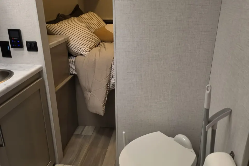 The Pasadena Palace - Class C 32ft Thor Motor Home