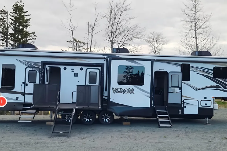 Chris's KZ Venom 4113tk Fifth Wheel Toy Hauler