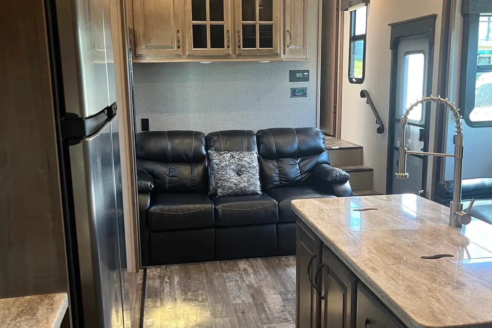 Chris's KZ Venom 4113tk Fifth Wheel Toy Hauler