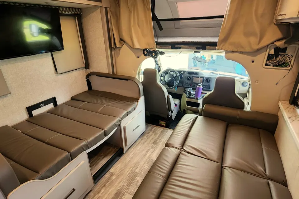 2022 New Thor Motor Coach Geneva Class C