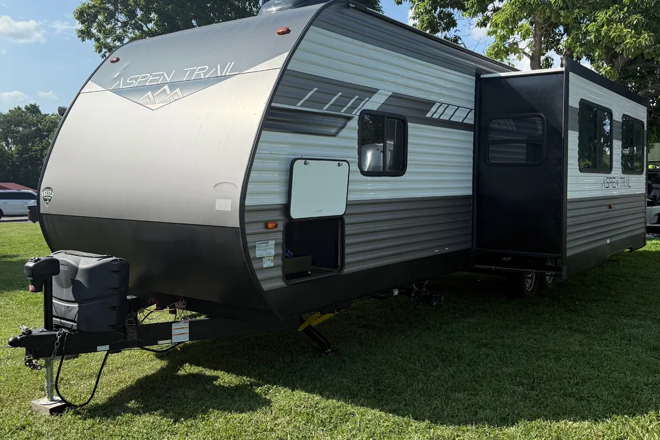 Western KY CamperRentals- 34ft bunk and private queen with 2bath