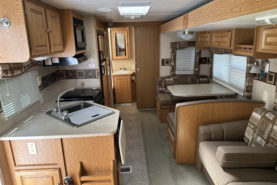 Tacan Layton Travel Trailer Getaway- Queen Bed + BBQ + Extras!