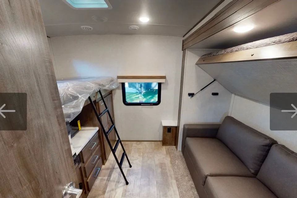  2 bedroom/washer&dryer/sleeps 9,Travel Trailer