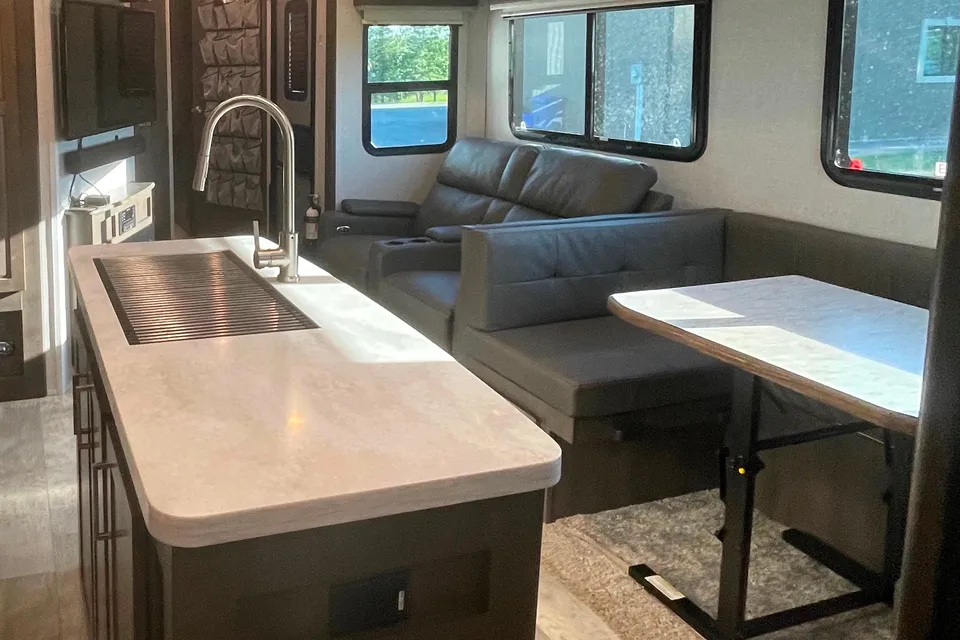  2 bedroom/washer&dryer/sleeps 9,Travel Trailer