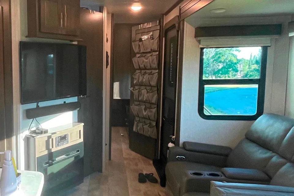  2 bedroom/washer&dryer/sleeps 9,Travel Trailer