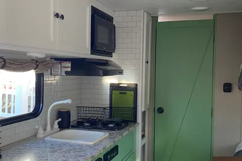 Adorable family friendly Keystone Hideout 175LS Travel Trailer