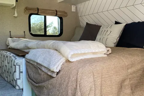 Adorable family friendly Keystone Hideout 175LS Travel Trailer