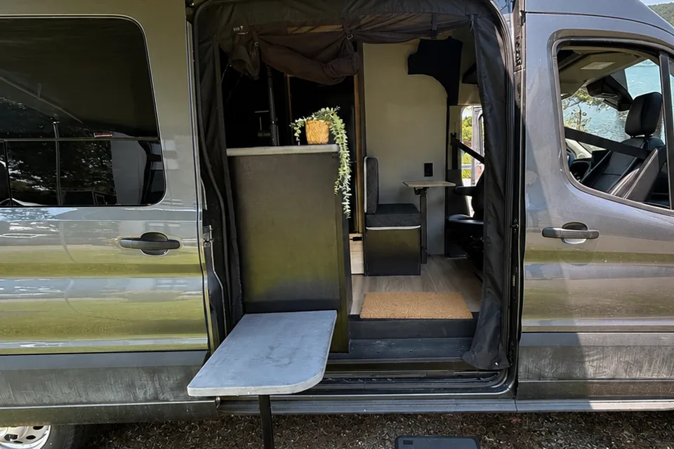 Ford Transit 2024 — Van 100 % autonome, tout équipé et prêt pour l’aventure