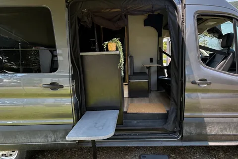 Ford Transit 2024 — Van 100 % autonome, tout équipé et prêt pour l’aventure