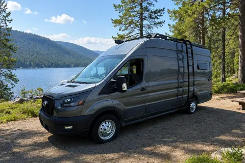 Ford Transit 2024 — Van 100 % autonome, tout équipé et prêt pour l’aventure