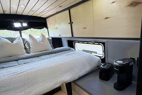 Ford Transit 2024 — Van 100 % autonome, tout équipé et prêt pour l’aventure