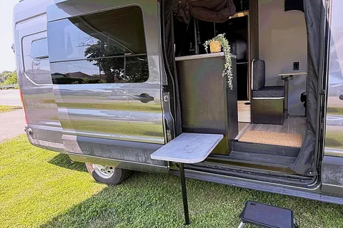 Ford Transit 2024 — Van 100 % autonome, tout équipé et prêt pour l’aventure