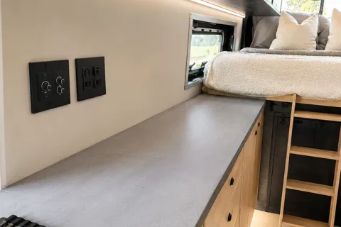 Ford Transit 2024 — Van 100 % autonome, tout équipé et prêt pour l’aventure
