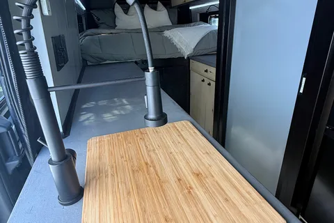 Ford Transit 2024 — Van 100 % autonome, tout équipé et prêt pour l’aventure