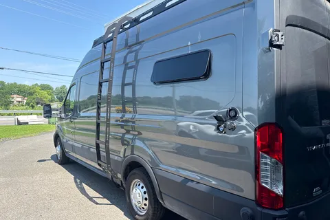 Ford Transit 2024 — Van 100 % autonome, tout équipé et prêt pour l’aventure