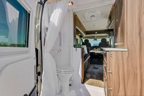 Clean Fully Contained OFF-Grid Capabilities Hymer Carado Axion Class B