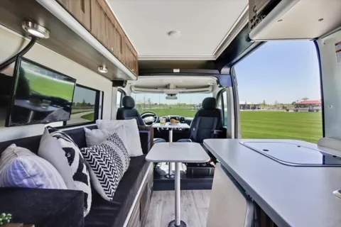 Clean Fully Contained OFF-Grid Capabilities Hymer Carado Axion Class B