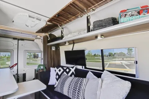 Clean Fully Contained OFF-Grid Capabilities Hymer Carado Axion Class B