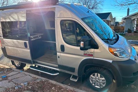Clean Fully Contained OFF-Grid Capabilities Hymer Carado Axion Class B