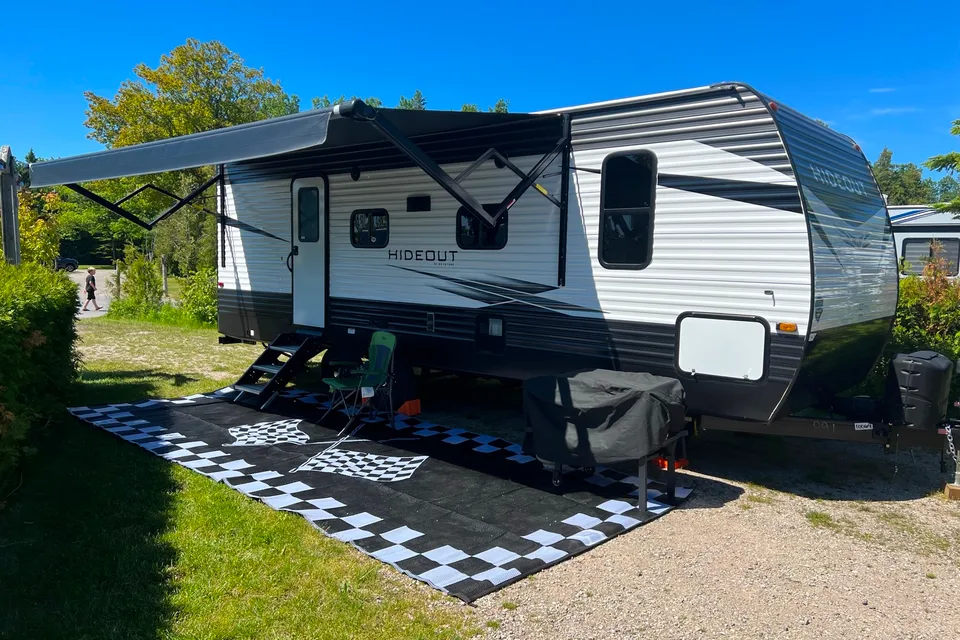 “Camp Dogg’n It” 2021 Keystone Hideout 243RB