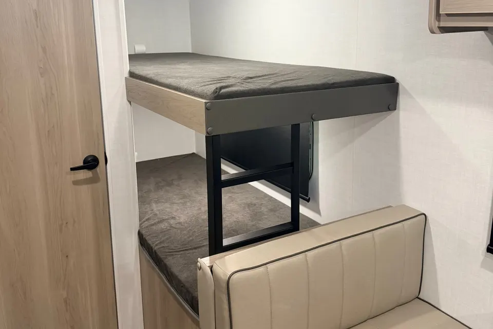Lightweight & Easy-Tow Family Bunkhouse Sleeps 5-6