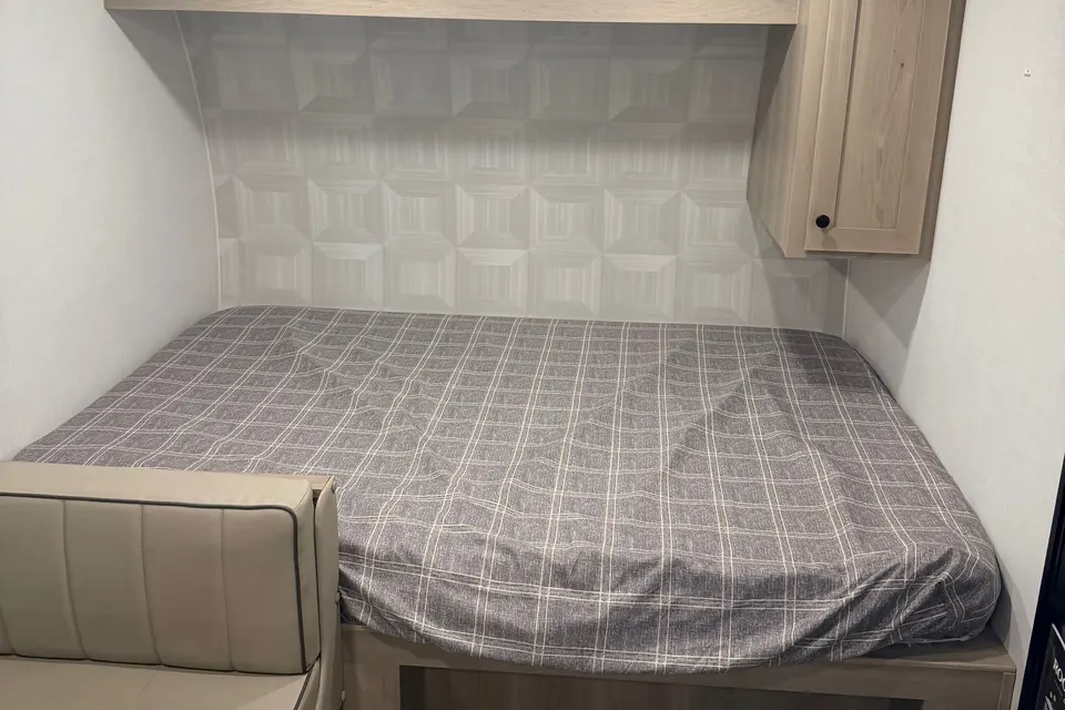 Lightweight & Easy-Tow Family Bunkhouse Sleeps 5-6