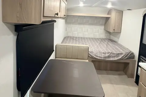 Lightweight & Easy-Tow Family Bunkhouse Sleeps 5-6