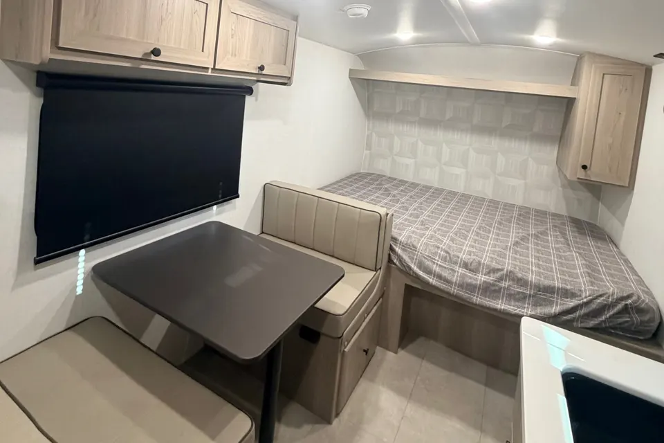 Lightweight & Easy-Tow Family Bunkhouse Sleeps 5-6