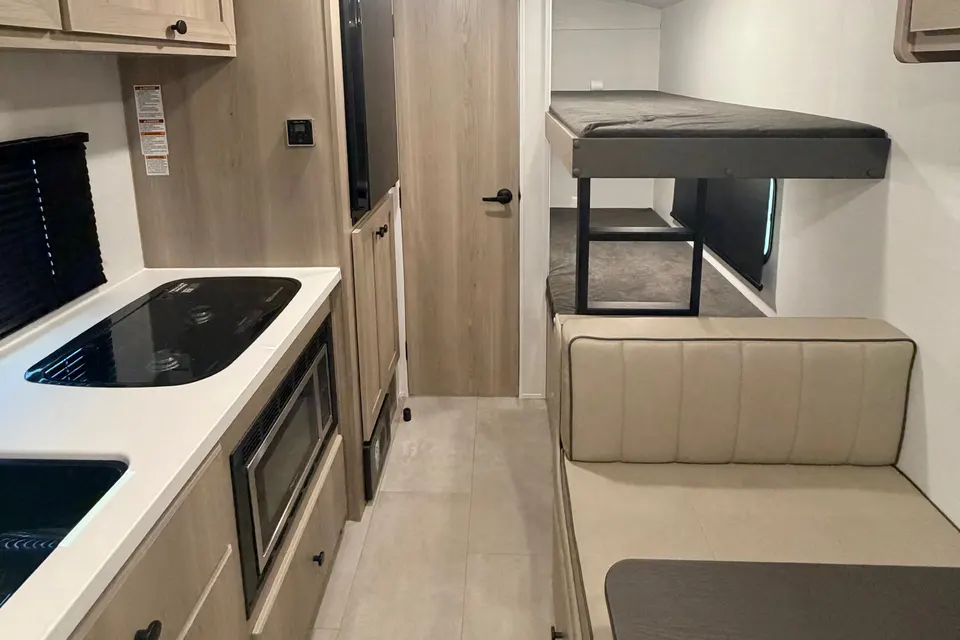 Lightweight & Easy-Tow Family Bunkhouse Sleeps 5-6