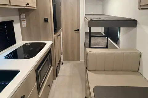 Lightweight & Easy-Tow Family Bunkhouse Sleeps 5-6